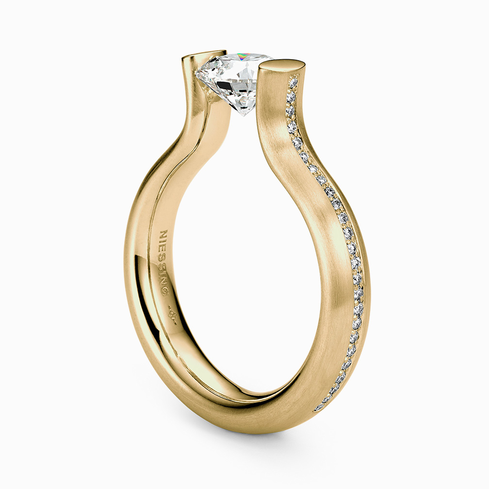 Niessing Spannring Heaven in Gelbgold mit Diamant – Verlobungsring bei Juwelier Bartels Ravensburg